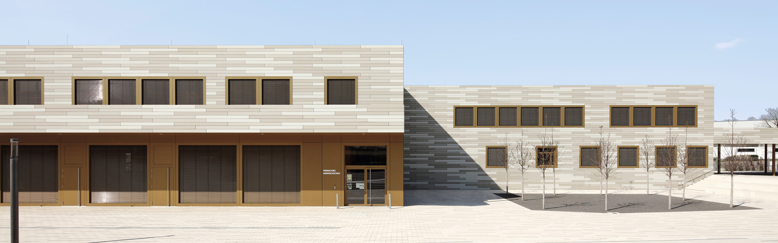 Omnexo Steuerung Headerbild Omnexo Steuerungssystem an einem Gebäude mit Außenjalousie an den Fenstern